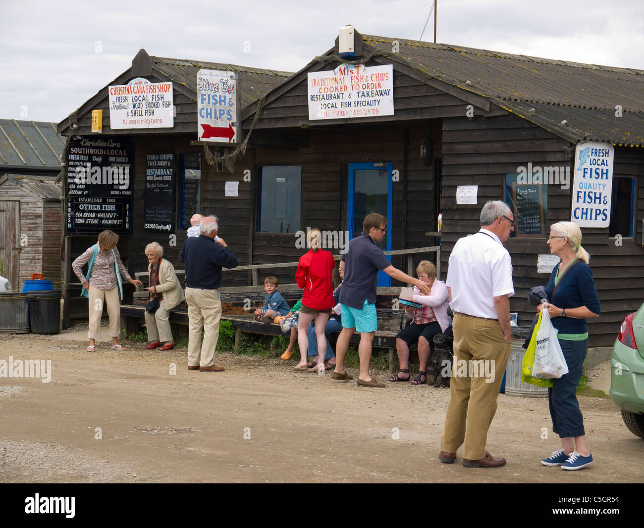 Mittag Zeit Menge Kunden bei Frau T traditionellen Fish &amp; Chips-Shop in Southwold Harbour Suffolk Stockfoto