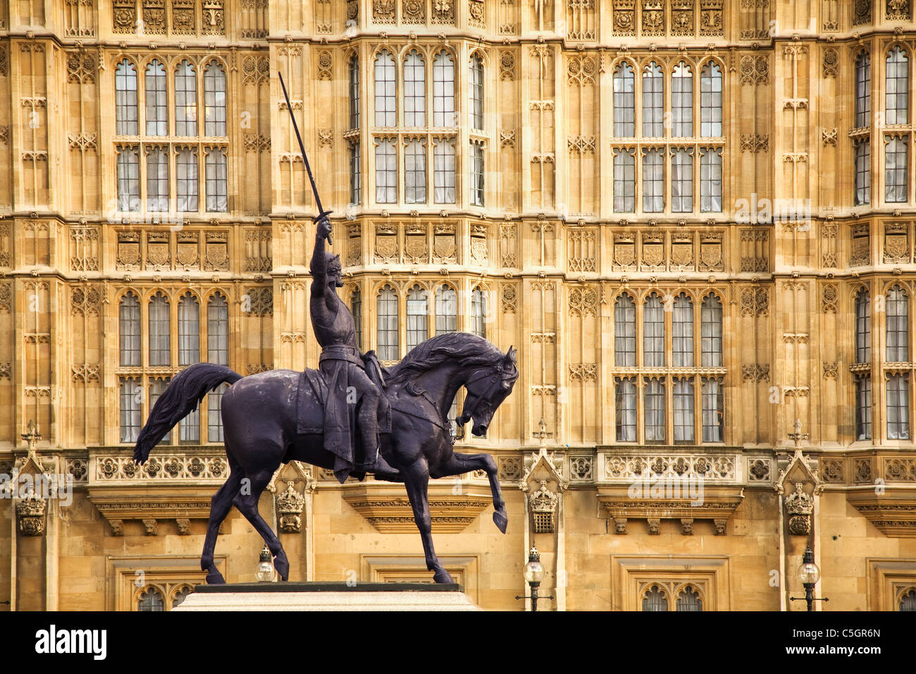 Bronzestatue des Richard Löwenherz von Carlo Marochetti auf dem Vorplatz der Palace of Westminster London Stockfoto