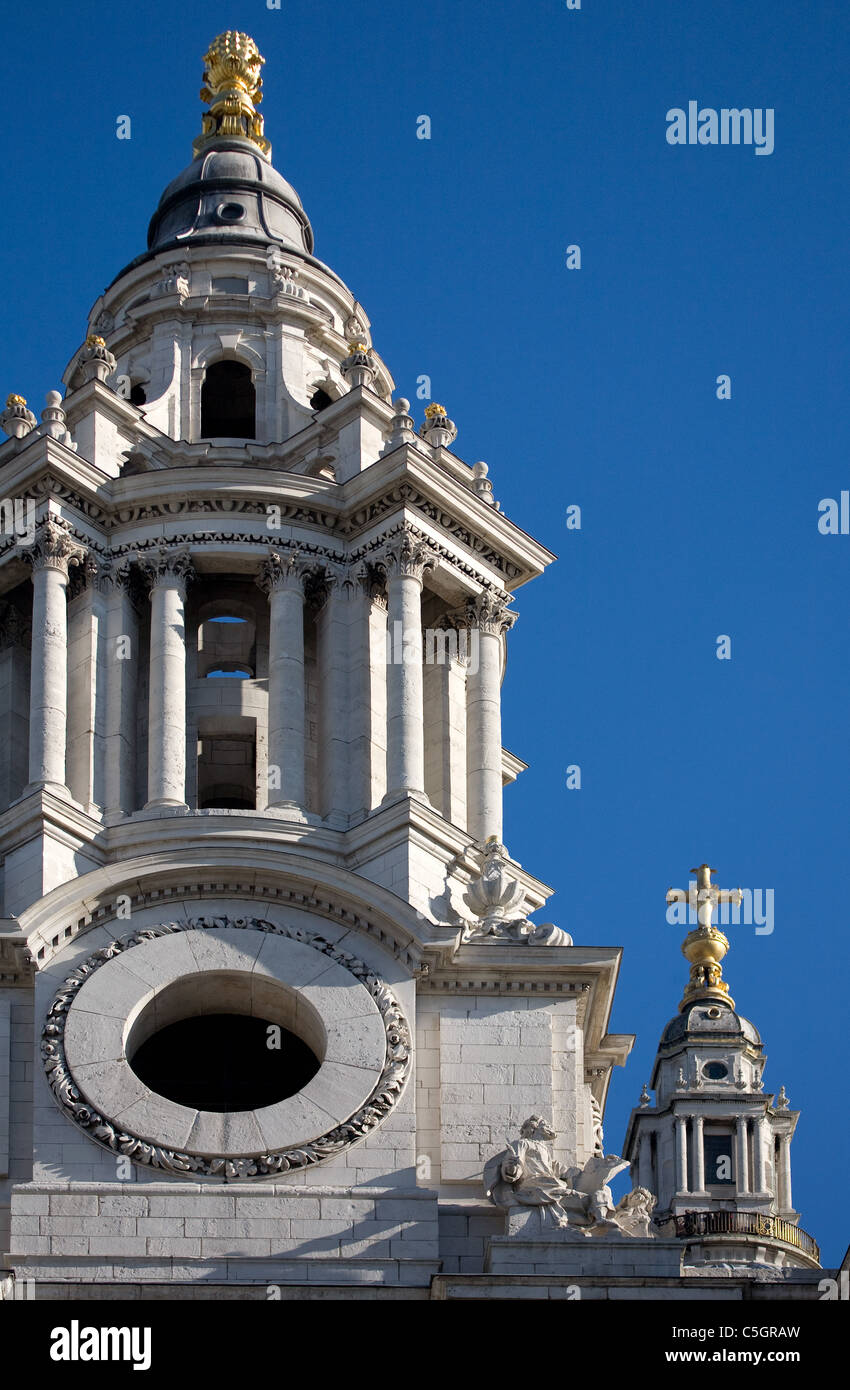 Zwei Türme von der Dachlandschaft der St. Pauls Kathedrale in London Links Gesicht Turm und Kuppel Turm goldene Kugel und Kreuz Stockfoto