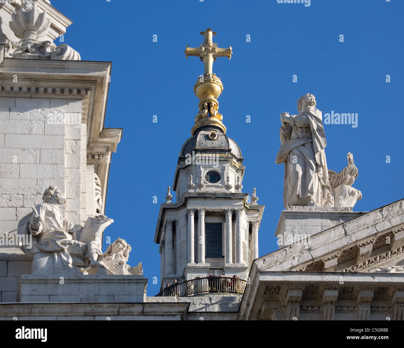 Fantasie-Dachlandschaft der St. Pauls Cathedral in London vorbei sainted Portikus auf der zentralen Kuppel Turm goldene Kugel und Kreuz Stockfoto