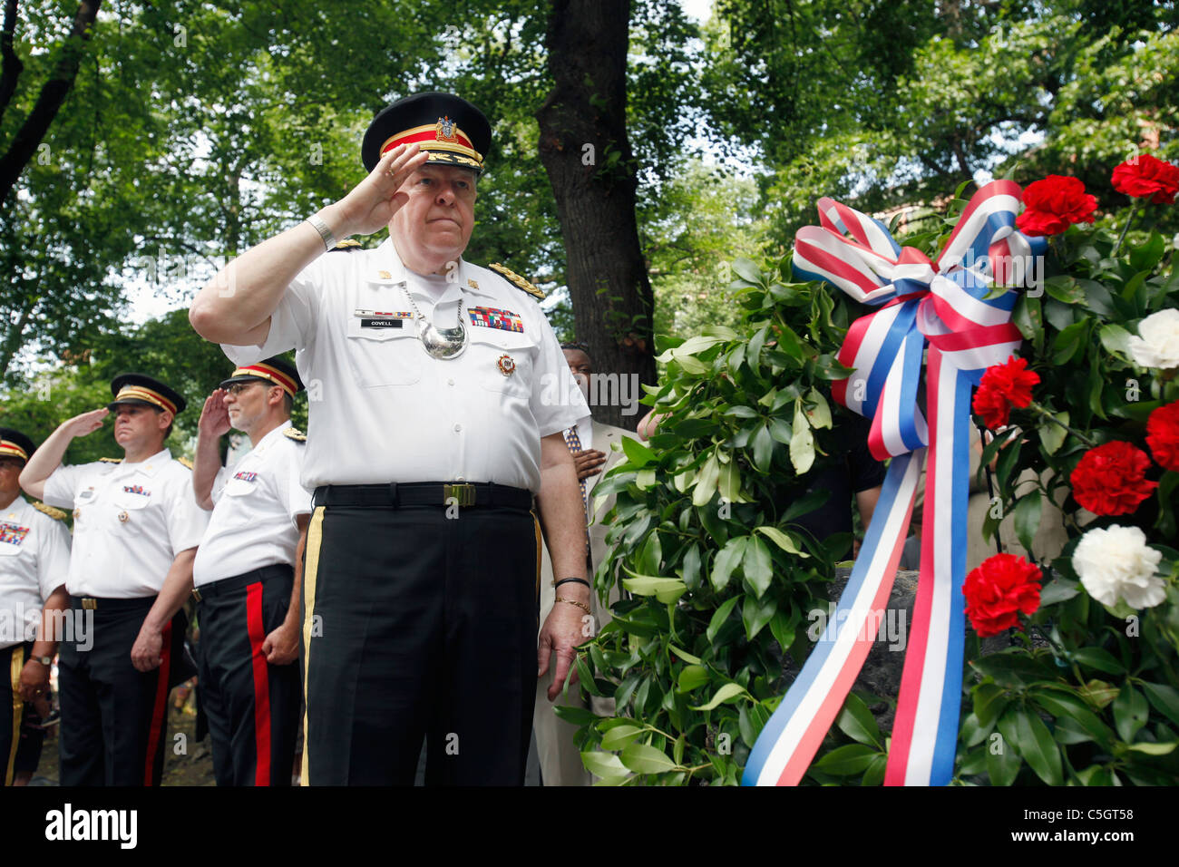 Mitglieder der alten und Honorable Artillery Company Salute während einer Kranzniederlegung Zeremonie am 4. Juli, Boston Stockfoto