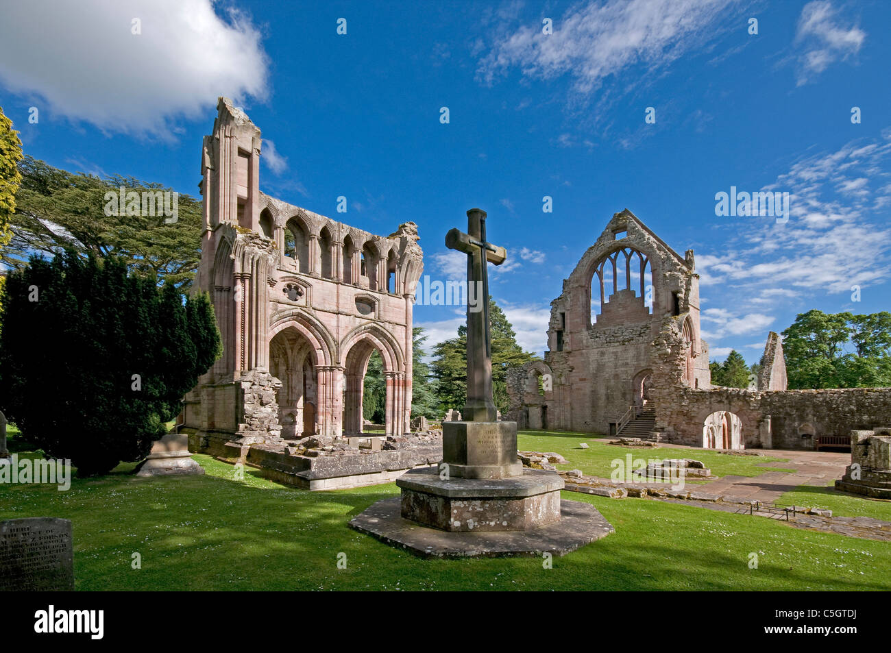 Dryburgh Abbey klassische Ansicht mit Stein überqueren im Vordergrund Stockfoto