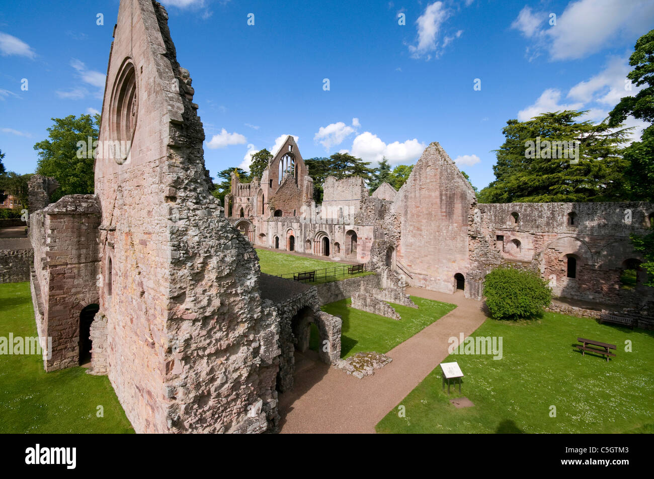Dryburgh Abbey Ruinen mit großen Giebel im Vordergrund Stockfoto