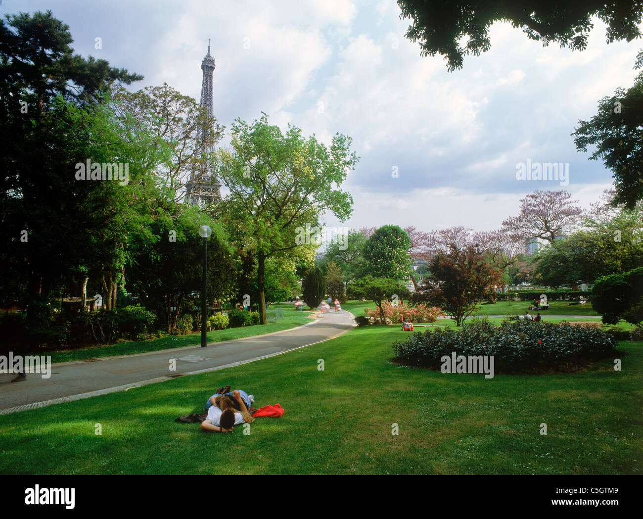 Paar entspannende zusammen auf dem Rasen im Park in der Nähe von Eiffelturm Stockfoto