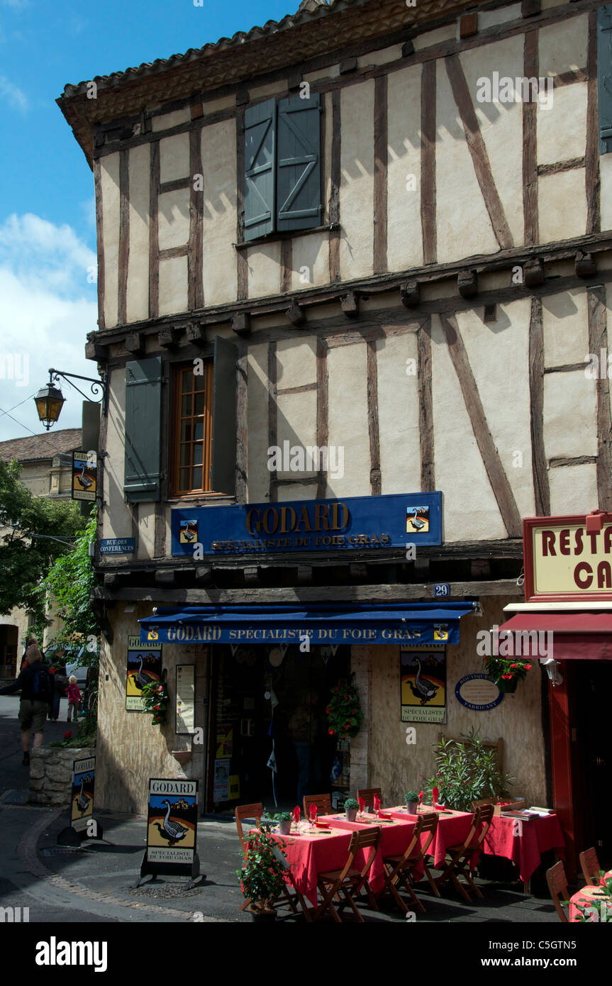 Halbe Fachwerkhaus Gebäude und Restaurant im alten Bergerac Dordogne Aquitanien Frankreich Stockfoto
