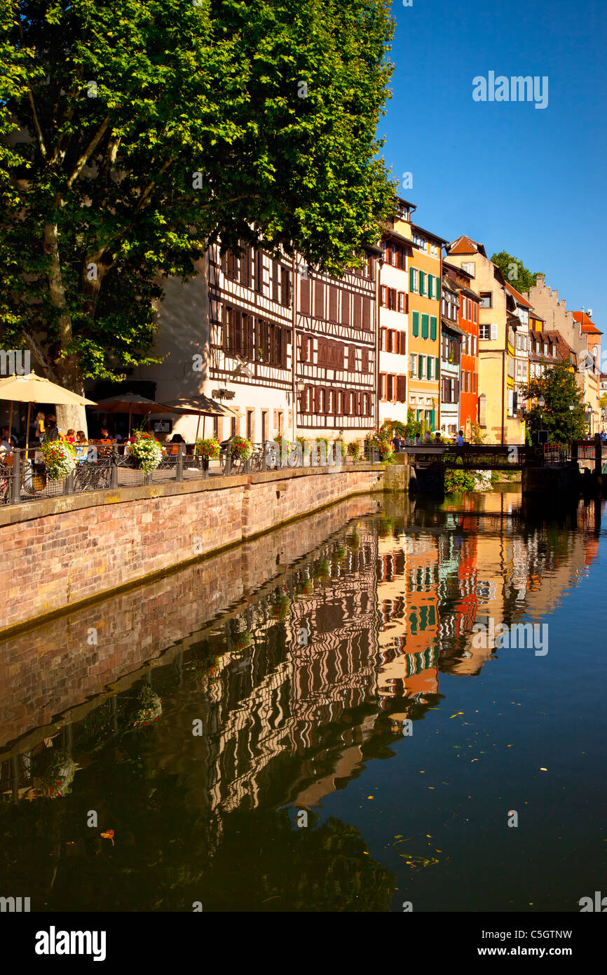 Gebäude spiegelt sich in den Fluss Lii, Straßburg Elsaß Bas-Rhin-Frankreich Stockfoto