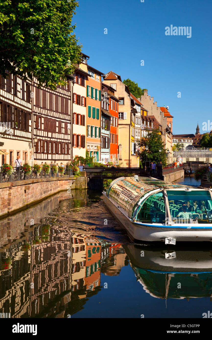 Ausflugsschiff und Gebäude spiegeln sich in den Fluss Lii, Straßburg Elsaß Bas-Rhin-Frankreich Stockfoto