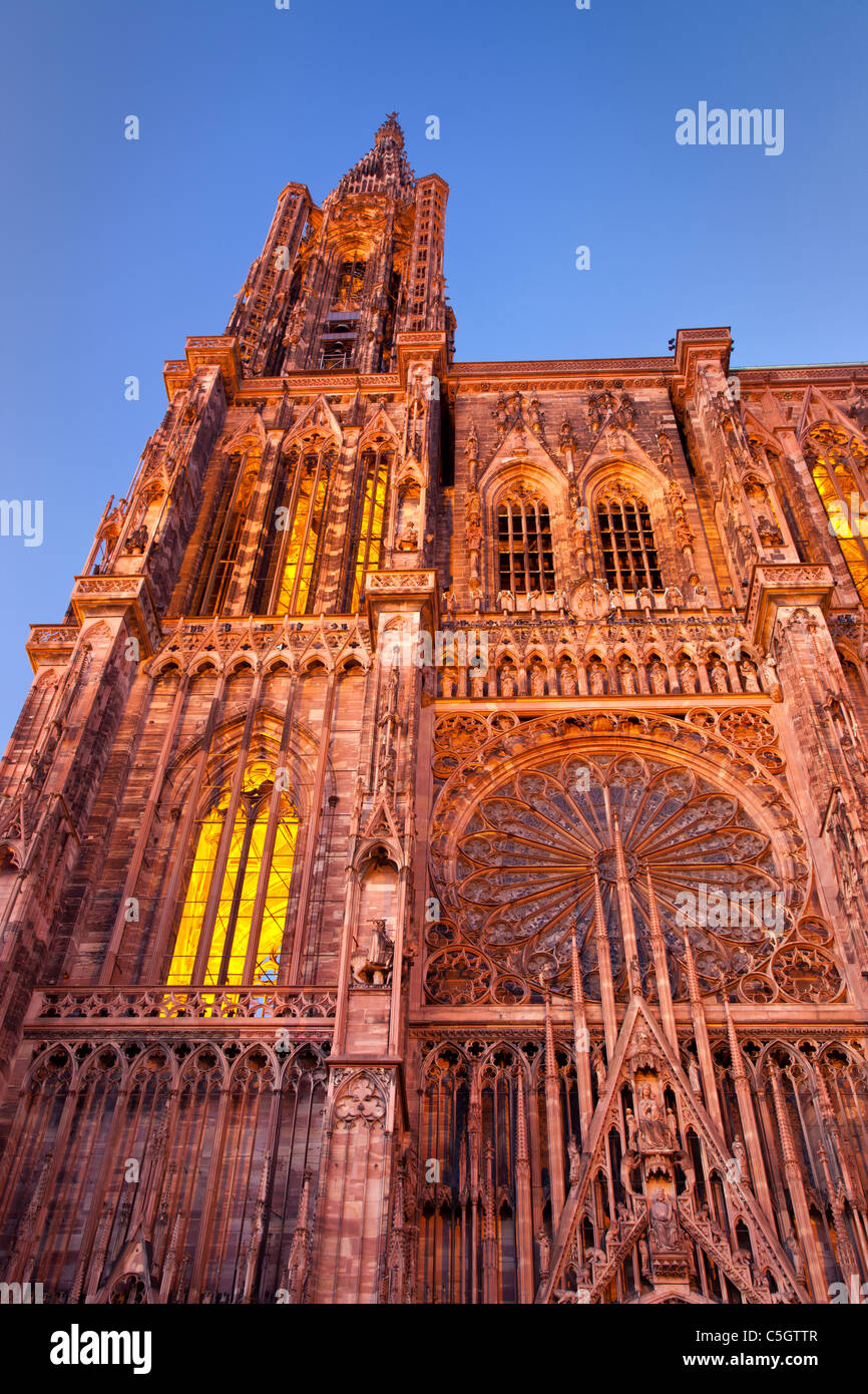 Die massive und wunderschön detaillierte Straßburger Münster bei Twlight, Frankreich Elsaß Bas-Rhin Stockfoto