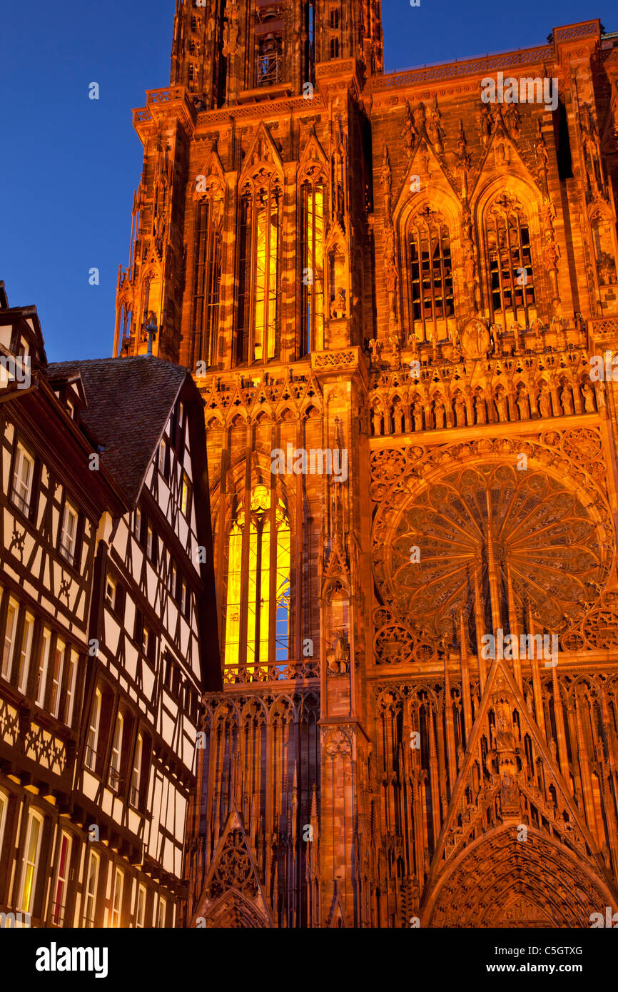 Die massive und wunderschön detaillierte Straßburger Münster in der Dämmerung, Frankreich Elsaß Bas-Rhin Stockfoto