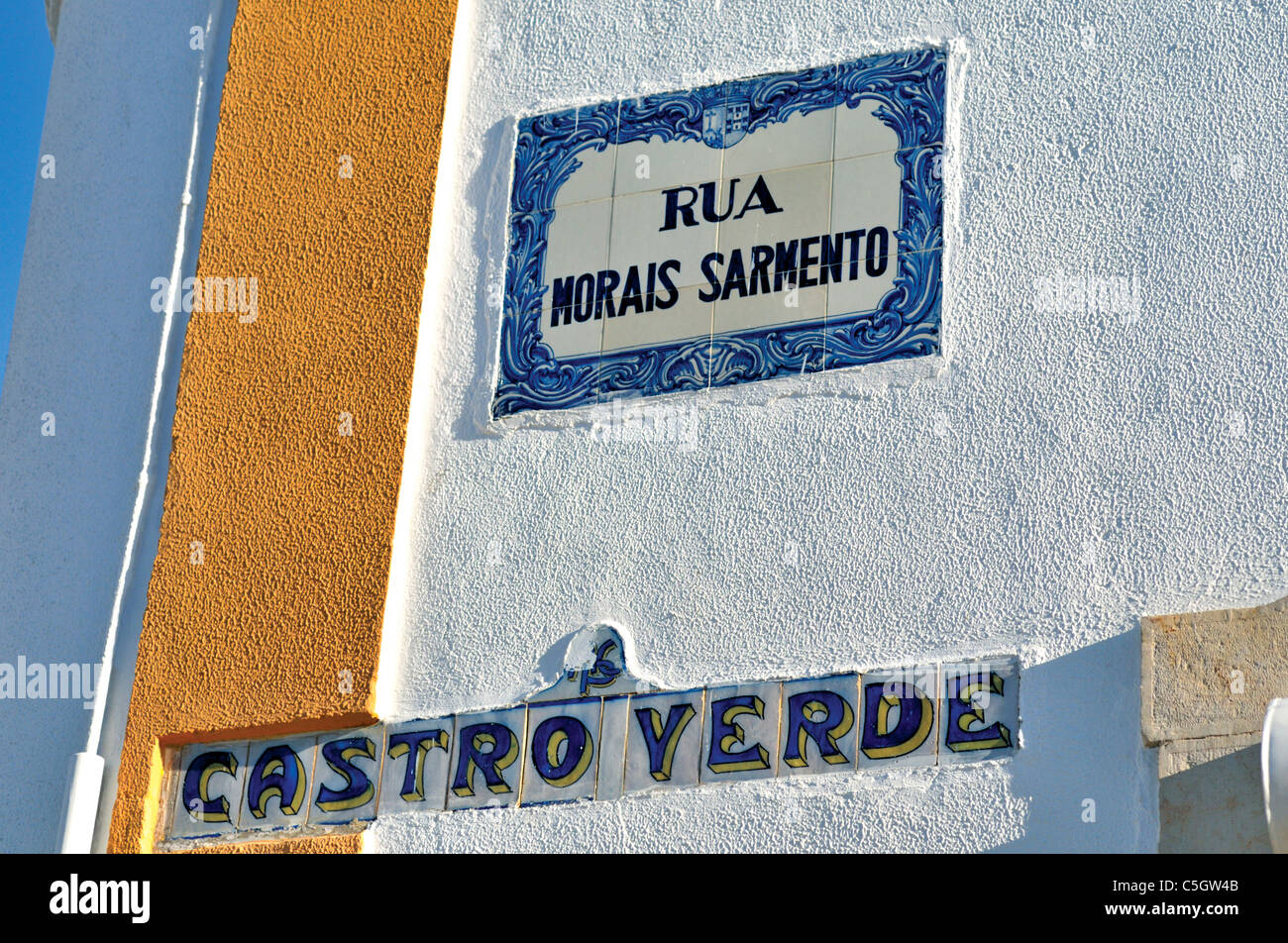 Portugal, Alentejo: Typische Straße Signal in Castro Verde Stockfoto