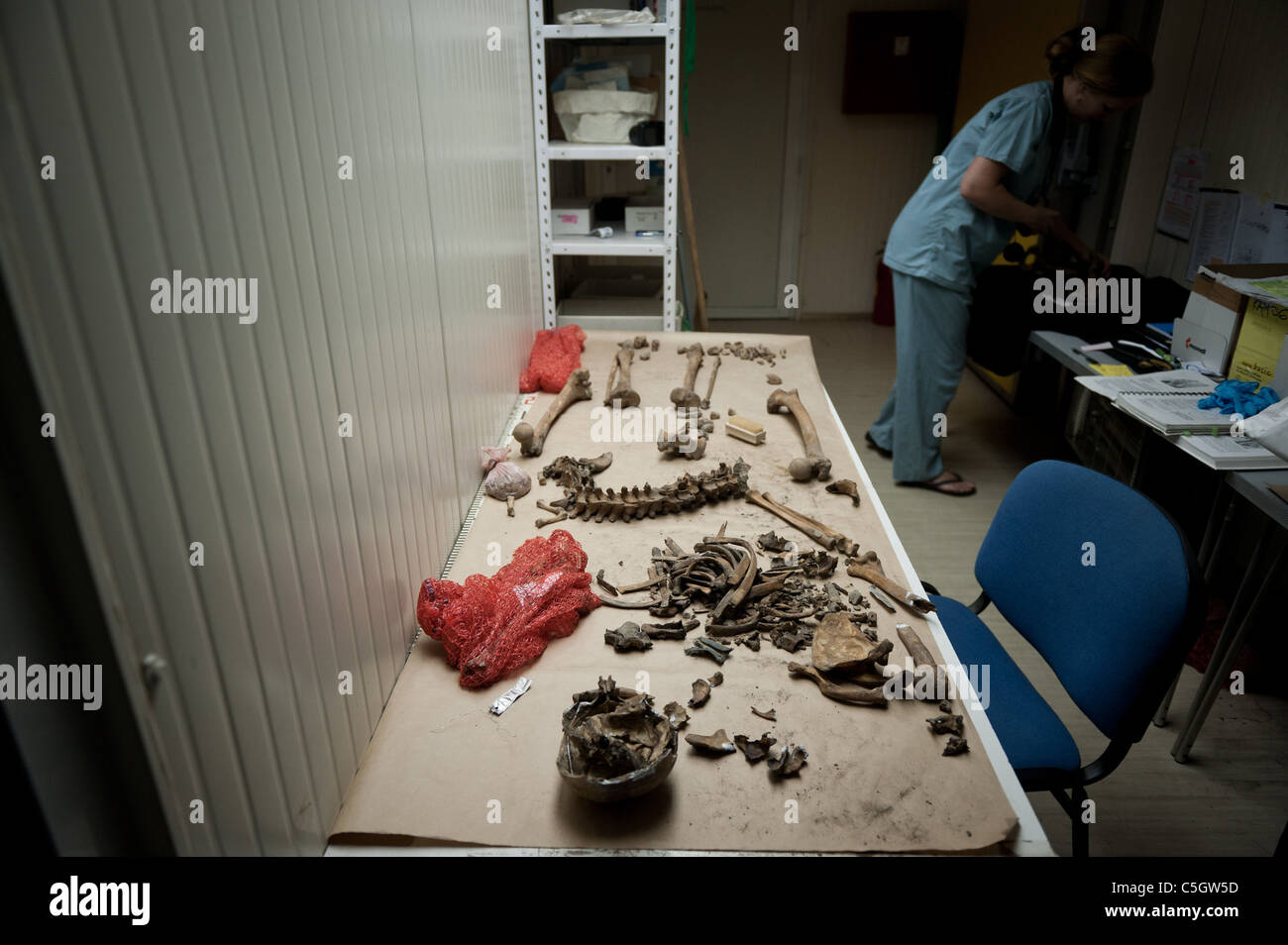 Der Körper bleibt aus den Massengräbern auf Tisch in Verbindung der internationalen Kommission für vermisste Personen in Tuzla exhumiert. Bosnien. Stockfoto