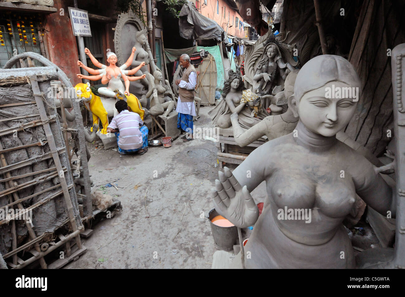 Idole der Hindu-Götter, die in einem Workshop in Kalkutta gemacht. Stockfoto