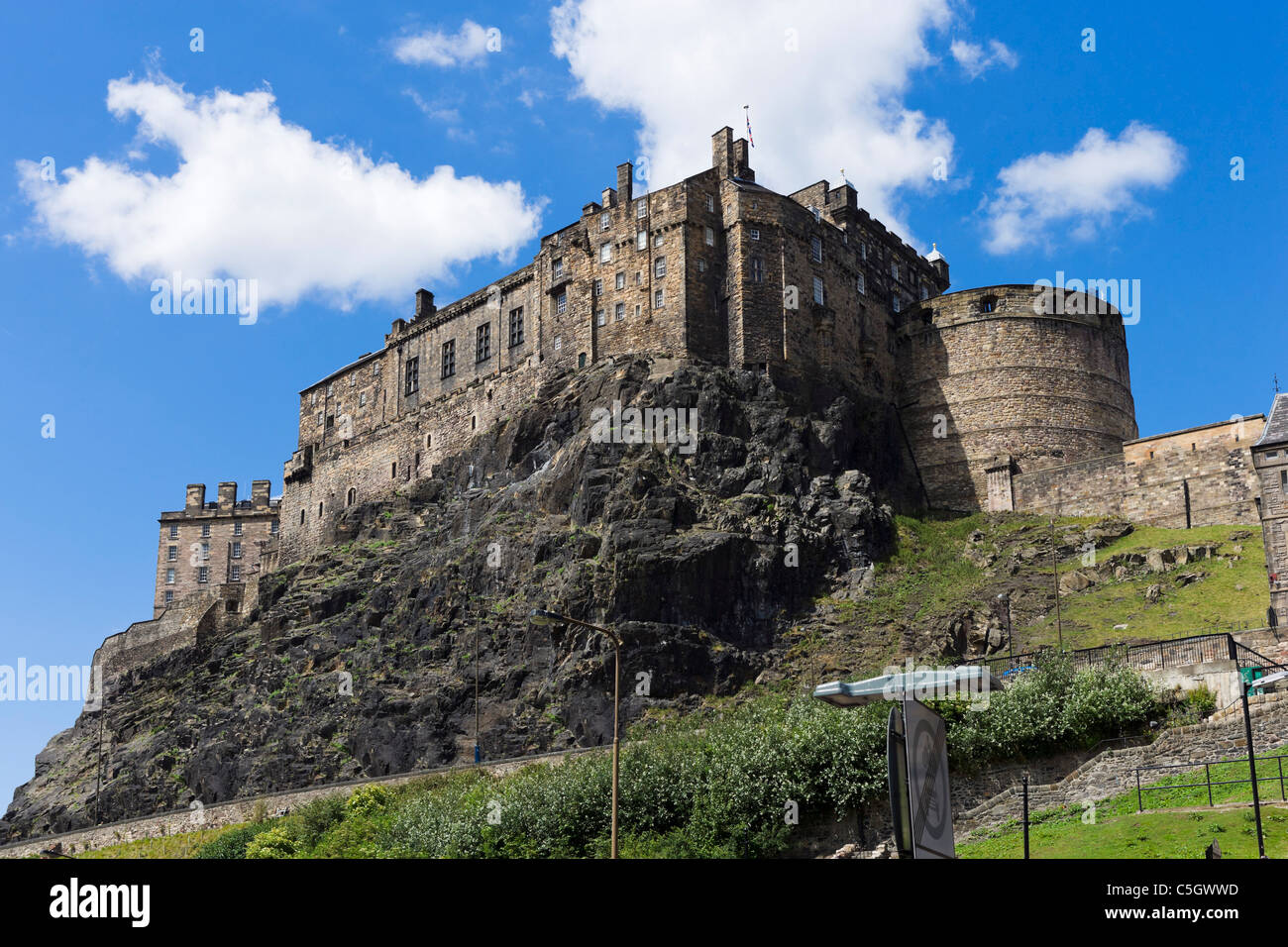 Das Edinburgh Castle gesehen vom Grassmarket, Altstadt, Edinburgh, Schottland, Großbritannien. Schottische Schlösser. Stockfoto