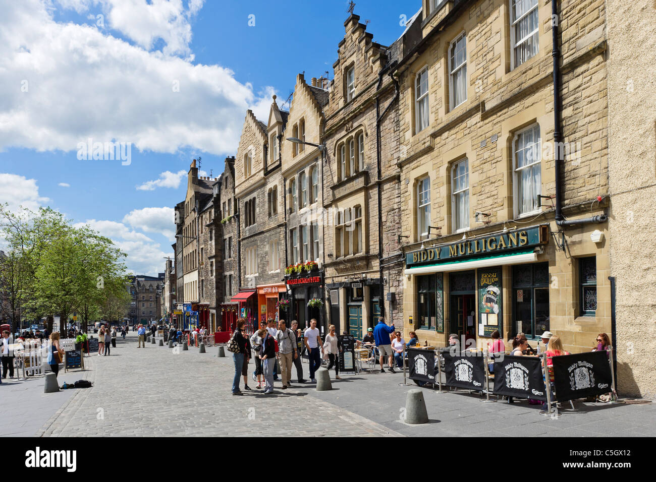 Pubs und Bars am Grassmarket in Old Town, Edinburgh, Schottland, Großbritannien Stockfoto Pubs und Bars am Grassmarket in Old Town, Edinburgh, Schottland, Großbritannien Stockfoto
