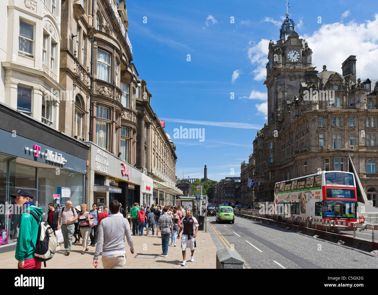 Geschäfte und Shopperts am oberen Ende der Princes Street mit dem Balmoral Hotel nach rechts, Edinburgh, Schottland, Großbritannien Stockfoto