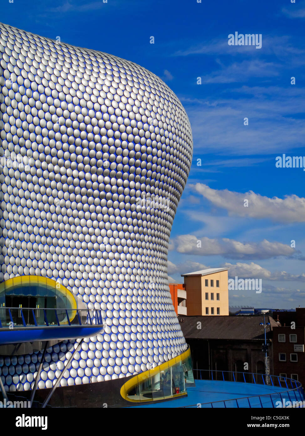 Detail des Selfridges 2003 Shop in Birmingham England in Blobitecture Stil von Future Systems mit Kettenhemd und gebogenen Profil Stockfoto