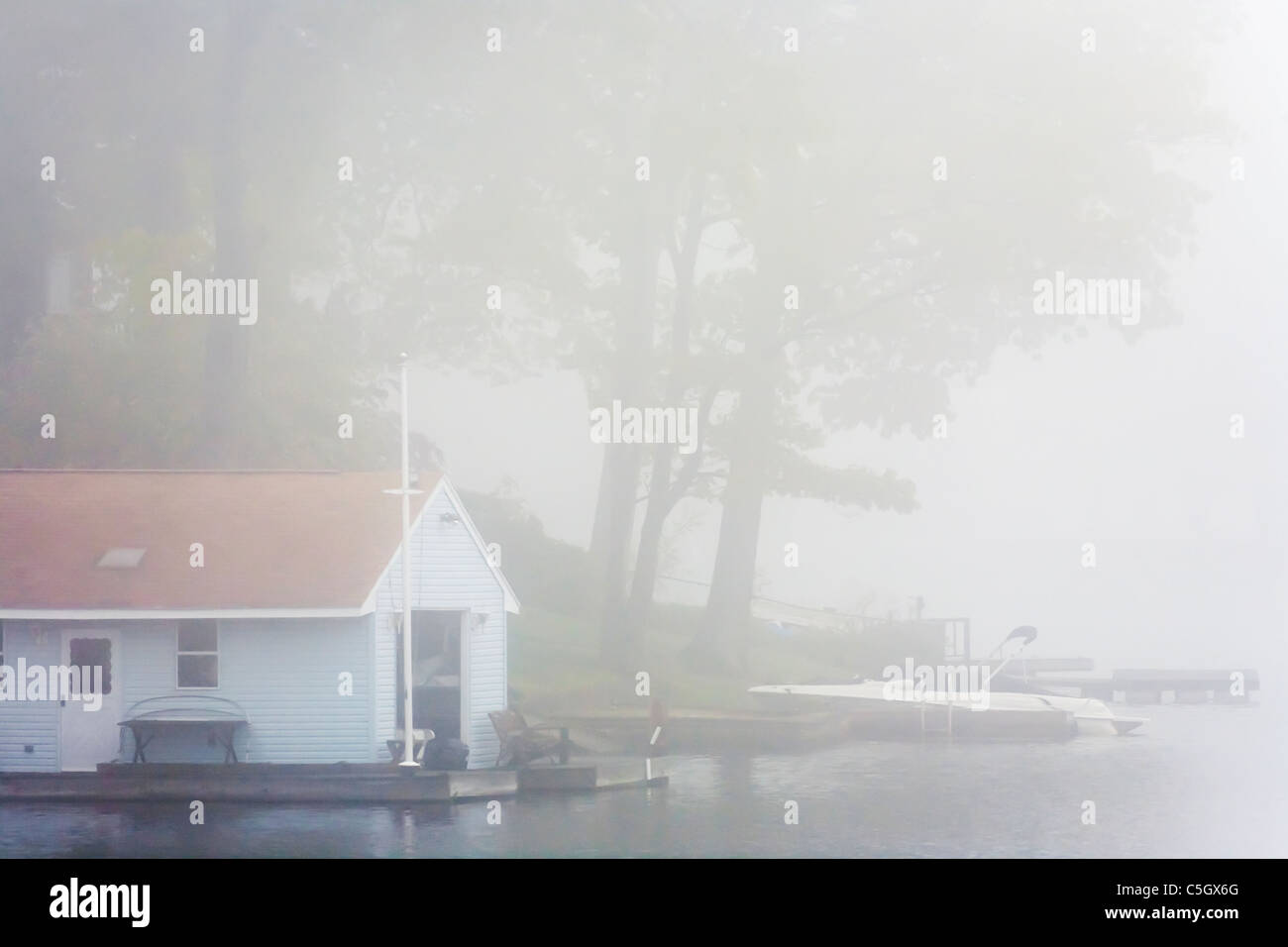 Dichten Nebel an einem See. Stockfoto