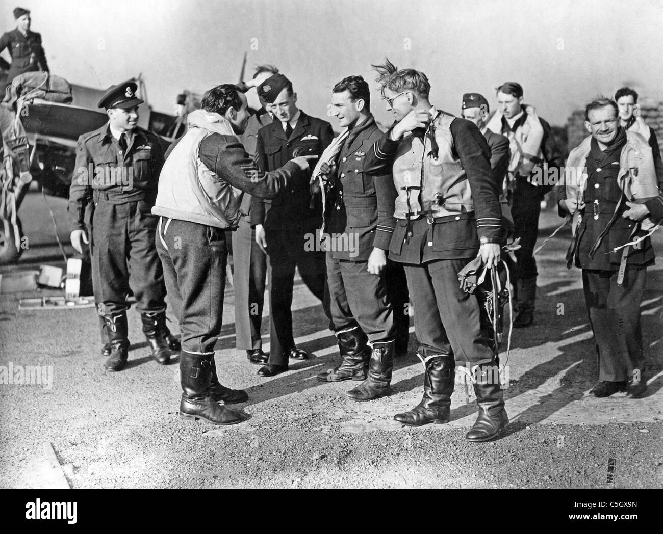 452 GESCHWADER RAAF an RAF Kenley 20. September 1941. F/Lt Paddy Finucane Zentrum mit S/Lrd Robert Bungey in dunklen Gläsern Stockfoto