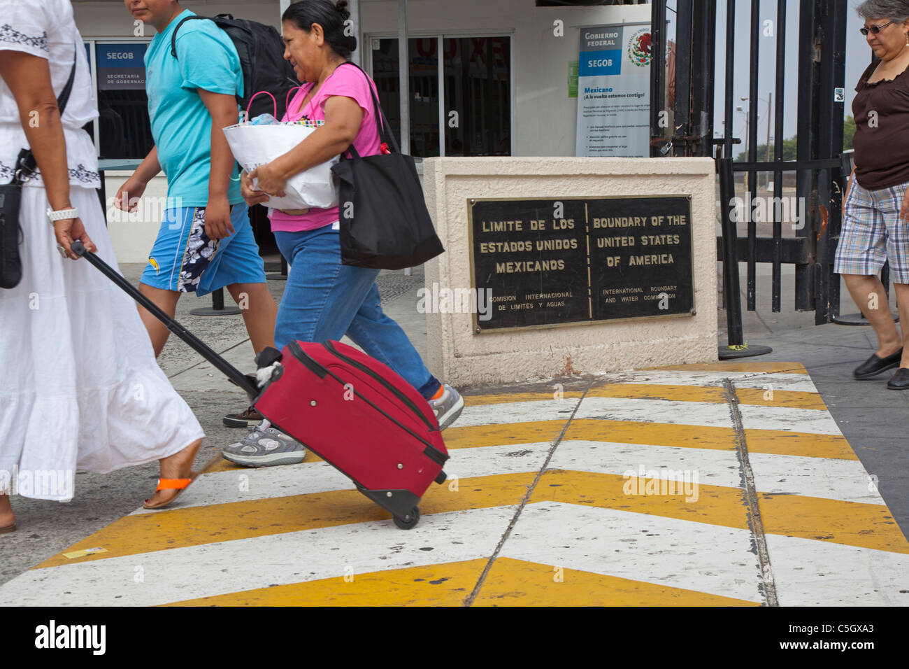 Tijuana, Mexiko - Fußgänger überqueren die US-mexikanischen Grenze. Stockfoto