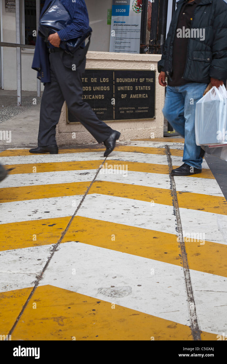 Tijuana, Mexiko - Fußgänger überqueren die US-mexikanischen Grenze. Stockfoto