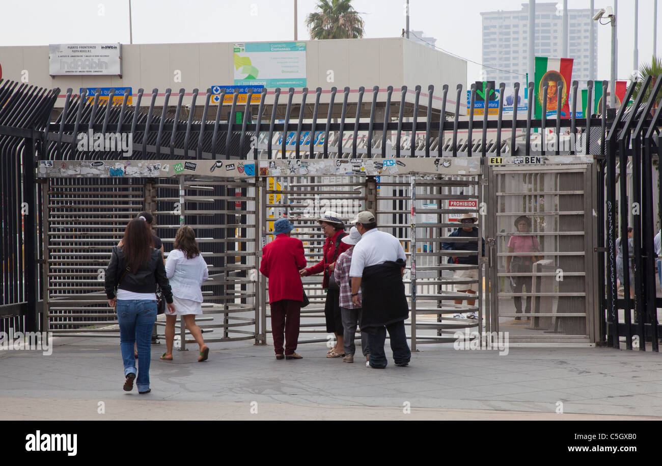 Tijuana, Mexiko - Fußgänger geben Sie Drehkreuze die US-mexikanischen Grenze in Tijuana überqueren. Stockfoto