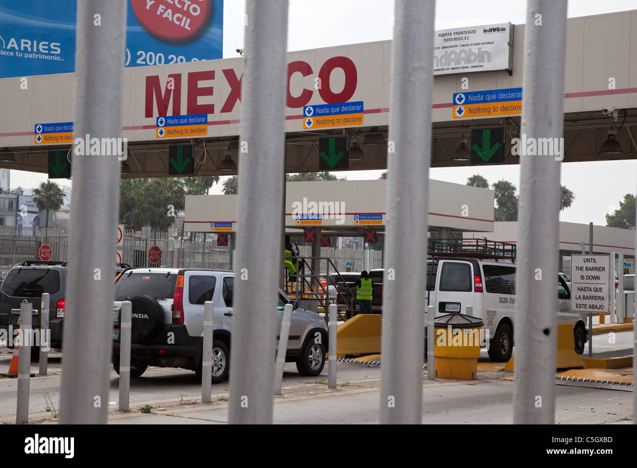 Tijuana, Mexiko - Autos überqueren die US-mexikanischen Grenze in Tijuana. Stockfoto