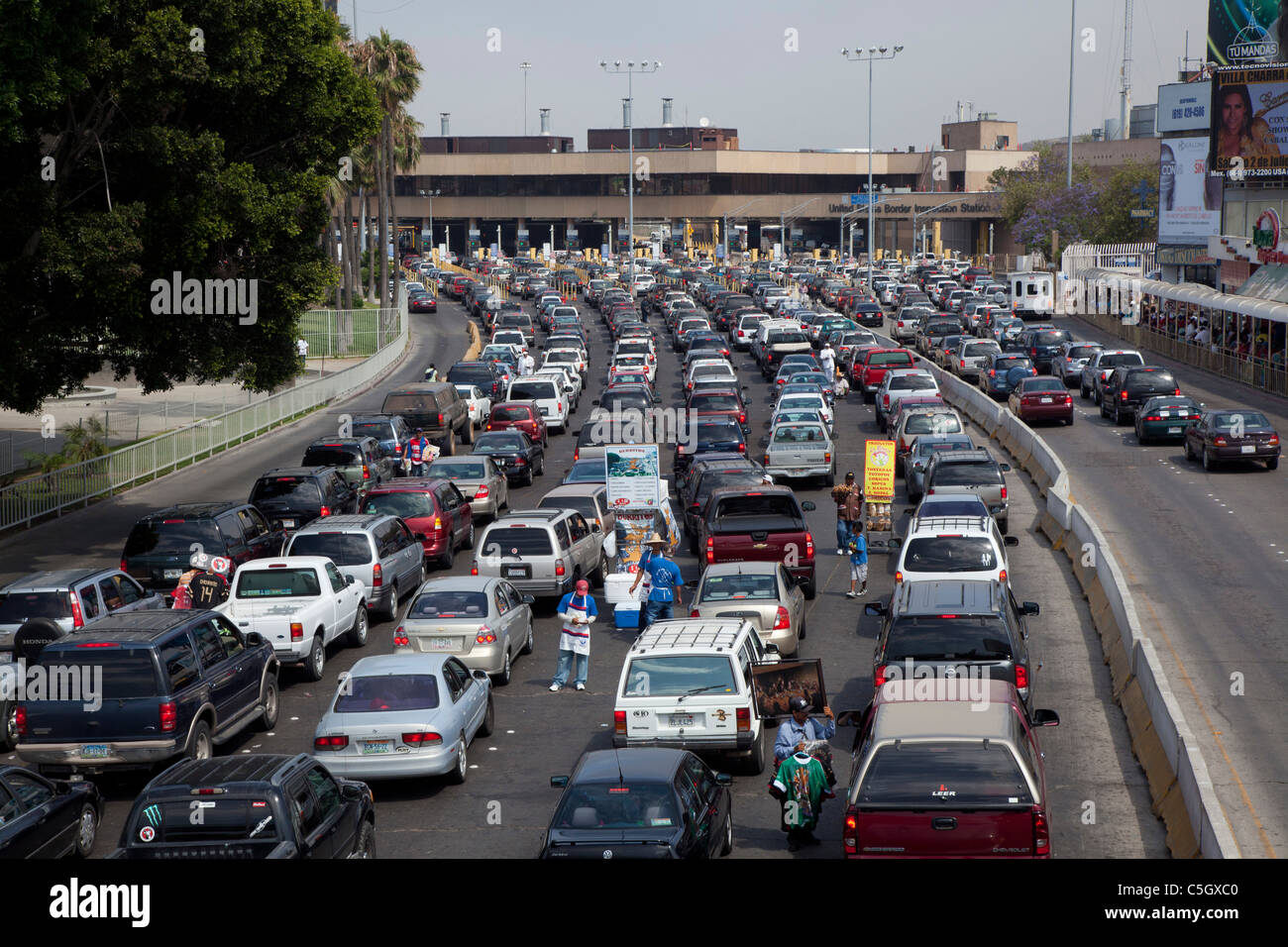 Tijuana, Mexiko - Autos warten in langen Schlangen an die US-mexikanischen Grenze in Kalifornien zu überqueren. Stockfoto