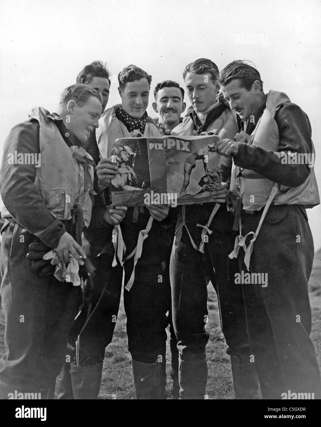 452 GESCHWADER RAAF an RAF Kenley 20. September 1941 mit Keith "Bluey" Truscott Links Blick auf eine australische Zeitschrift Stockfoto