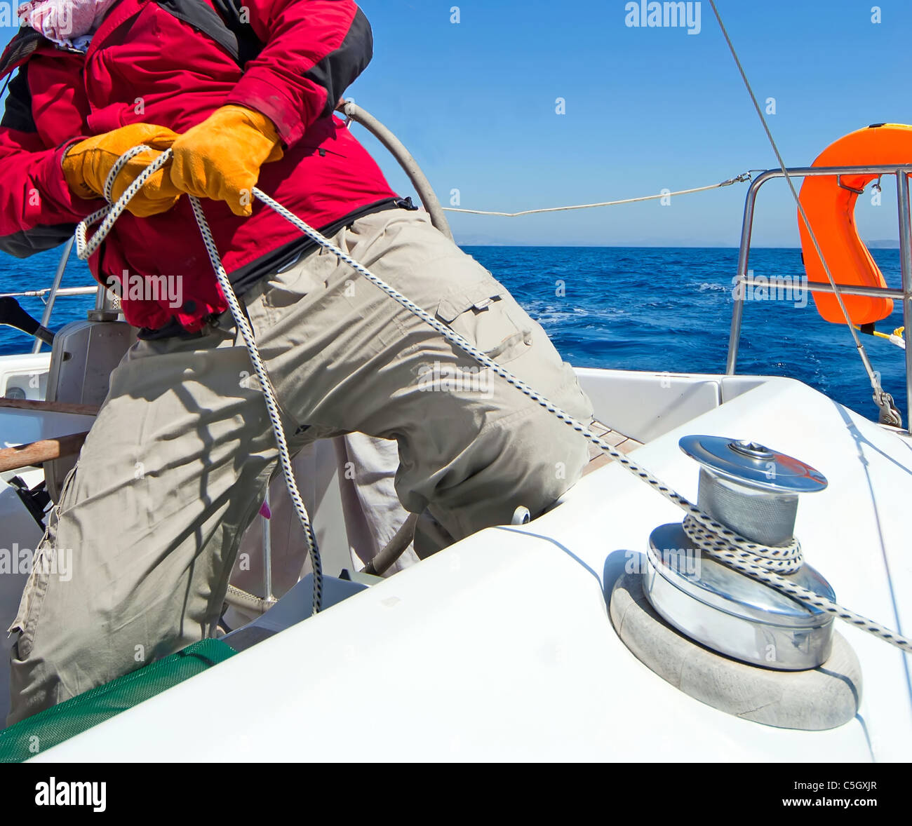 Mann hält Seil auf Segelboot Stockfoto