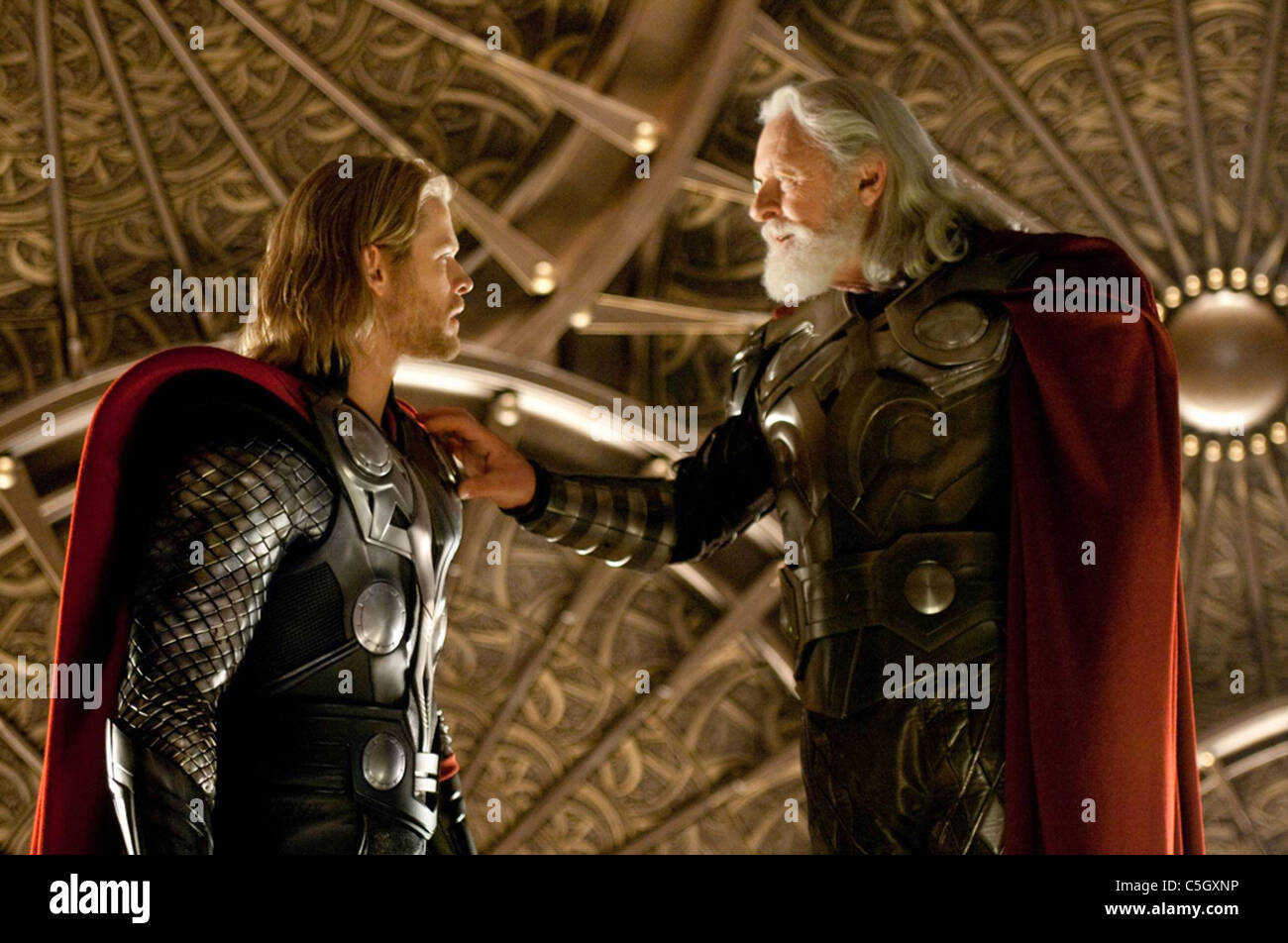 THOR 2010 Paramount/Marvel Film mit Chris Hemsworth als Thor und Anthony Hopkins als Odin links. Foto-Zade-Rosenthal Stockfoto