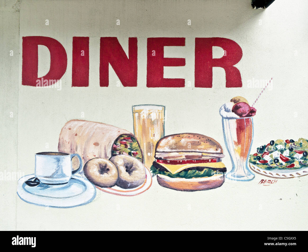 handgemalte Diner Schild mit herrlichen Speisen Illustrationen Hamburger Donuts auf Außenputz Wand Diner in New York City Stockfoto