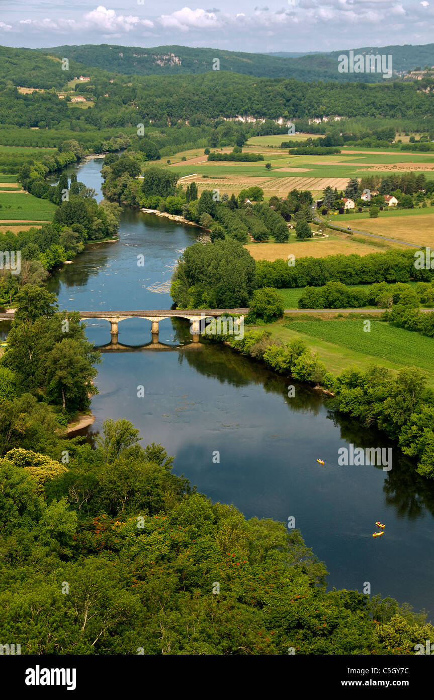 Vogelperspektive auf die Dordogne Fluss und Tal von Domme Aquitaine Frankreich Stockfoto