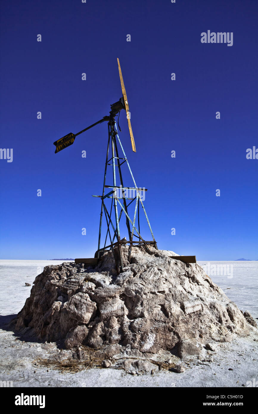 eine Windmühle im Salar Uyuni, Salar, Altiplano, Sud Lipez, Grenze Chile, Bolivien, Südamerika Stockfoto