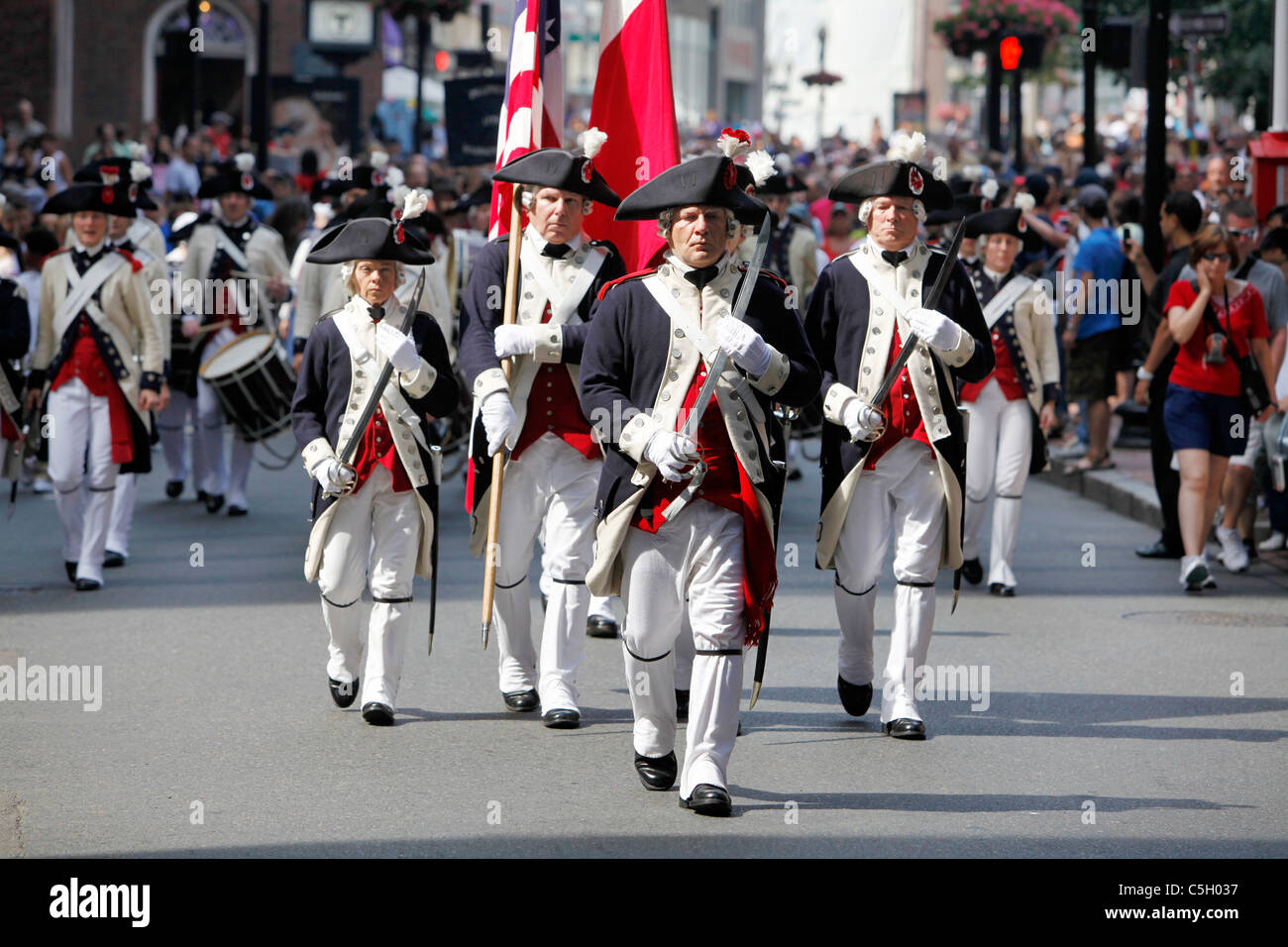 Amerikanische revolutionäre Krieg Reenactors März in einem 4. Juli Parade in Boston, Massachusetts Stockfoto
