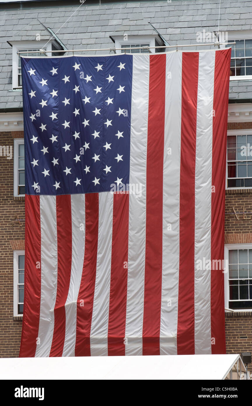 Amerikanische größte Flagge gesehen vor dem Rathaus von Alexandria, Virginia, USA Stockfoto Amerikanische größte Flagge gesehen vor dem Rathaus von Alexandria, Virginia, USA Stockfoto