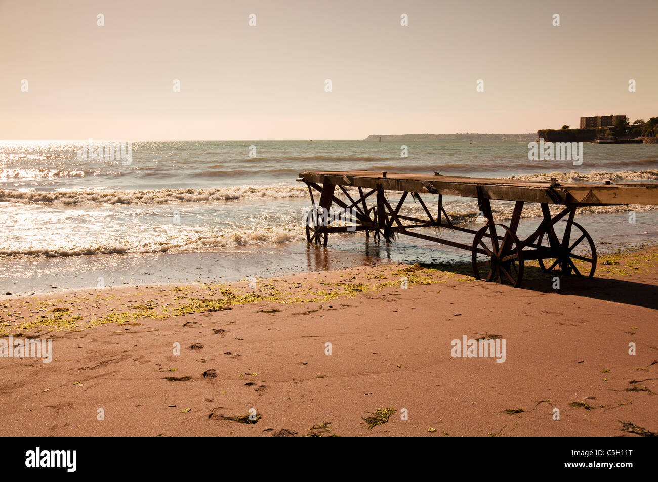 Historischer Badesteg auf Rädern, Paignton Sands, Torbay, Devon, England, Großbritannien Stockfoto