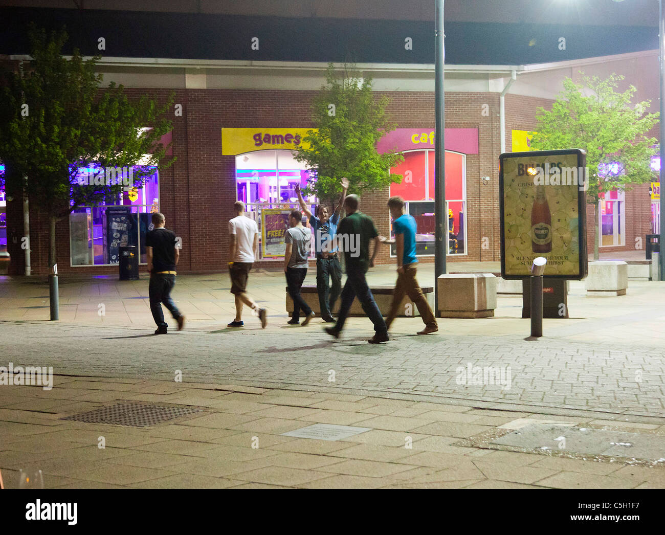 Menschen und Street Nachtleben in Norwich, Großbritannien Stockfoto