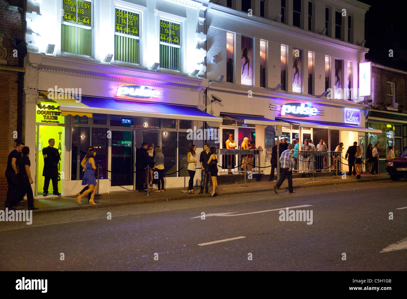 Menschen und Street Nachtleben in Norwich, Großbritannien Stockfoto