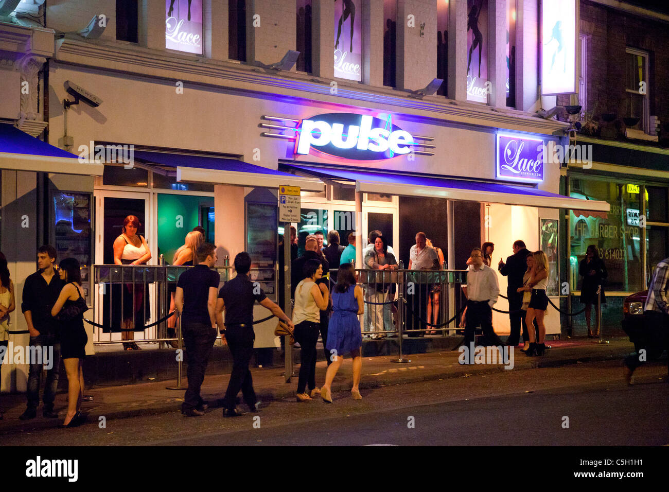 Menschen versammelten sich außerhalb Nachtclubs und Bars in Norwich, Großbritannien Stockfoto