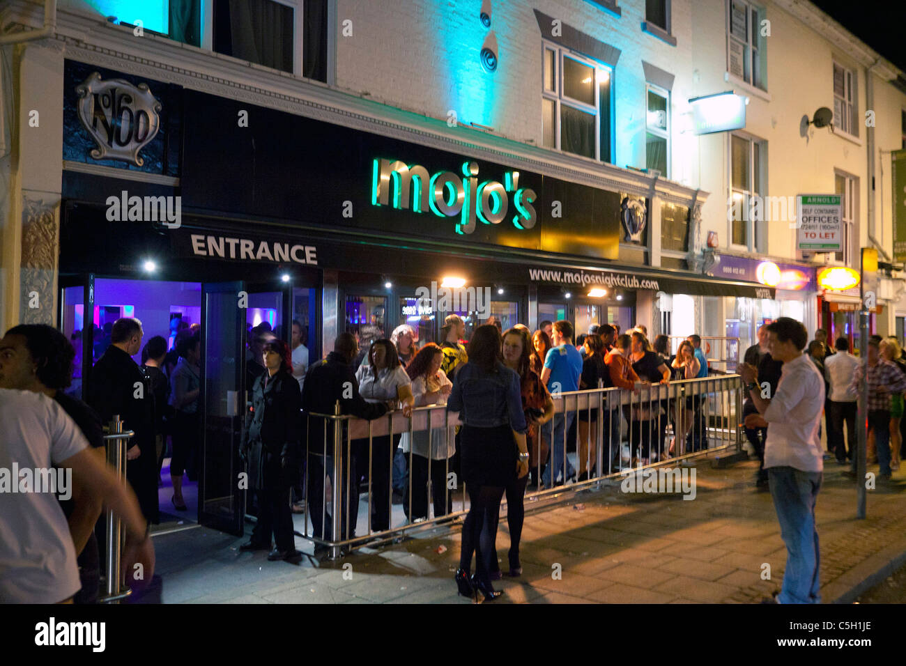 Menschen versammelten sich vor Mojo Nachtclub und Bar in Norwich, Großbritannien Stockfoto