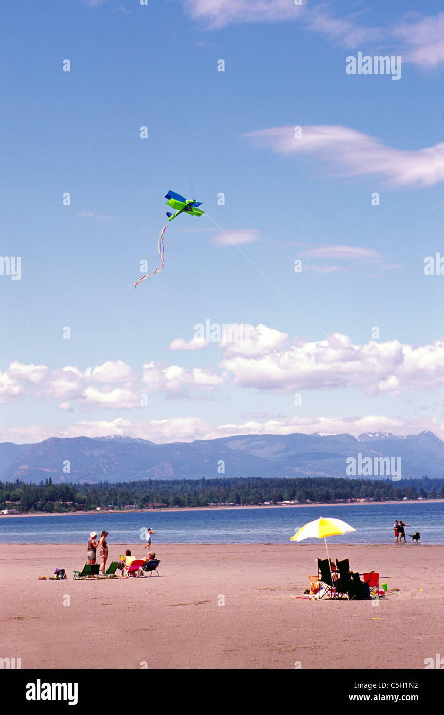 Qualicum Beach, BC, Vancouver Island, British Columbia, Kanada - Menschen am Strand sonnen Stockfoto