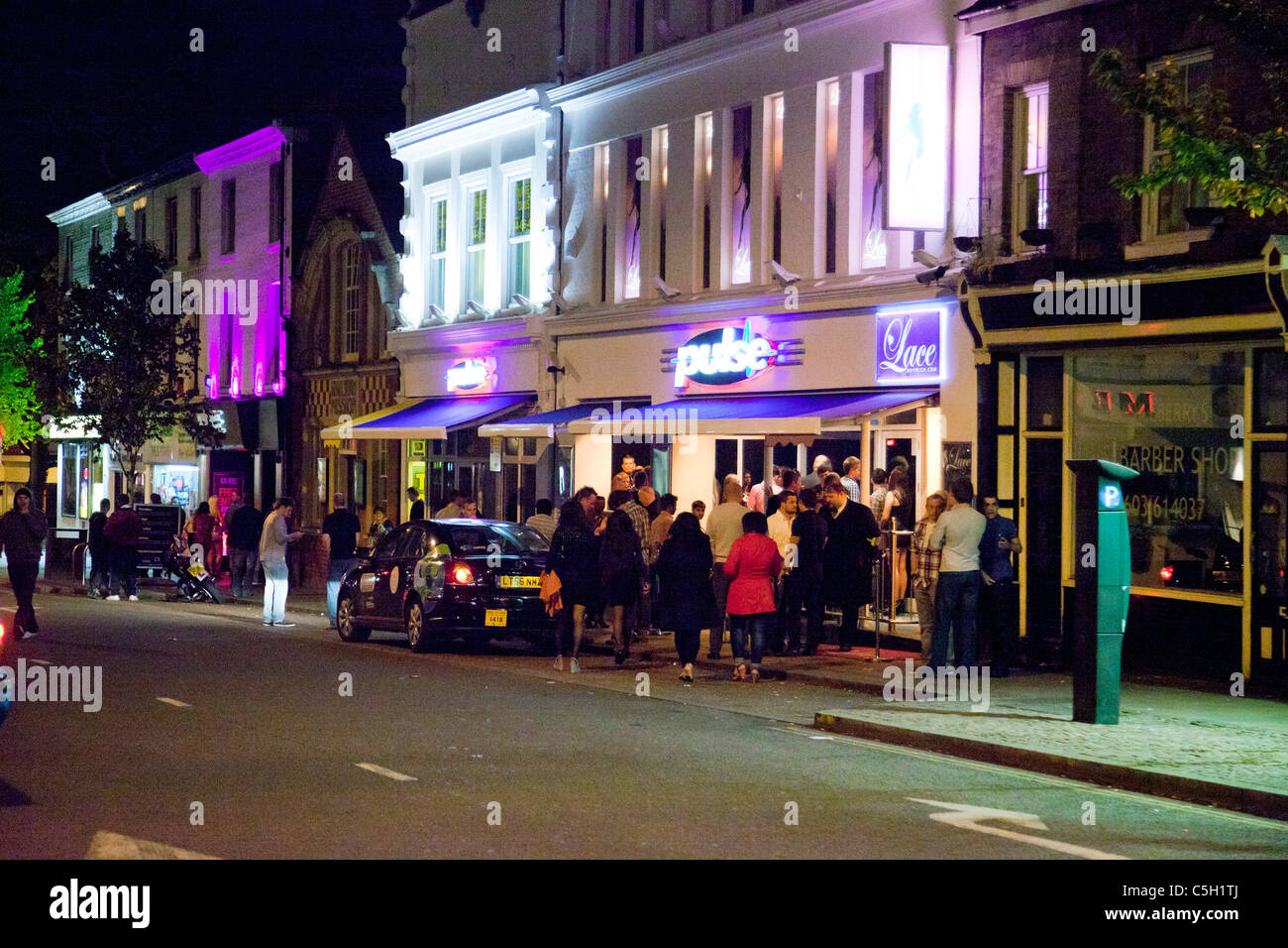 Menschen versammelten sich außerhalb Nachtclubs und Bars in Norwich, Großbritannien Stockfoto