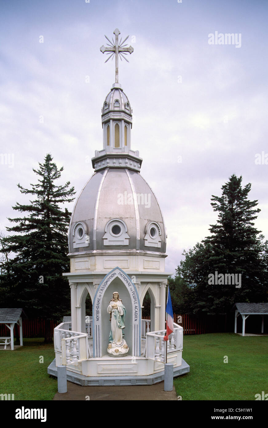 Grande Anse, New Brunswick, Kanada - Mariä Himmelfahrt Kirche Kirchturm sitzen am Boden im Päpste Museum Stockfoto