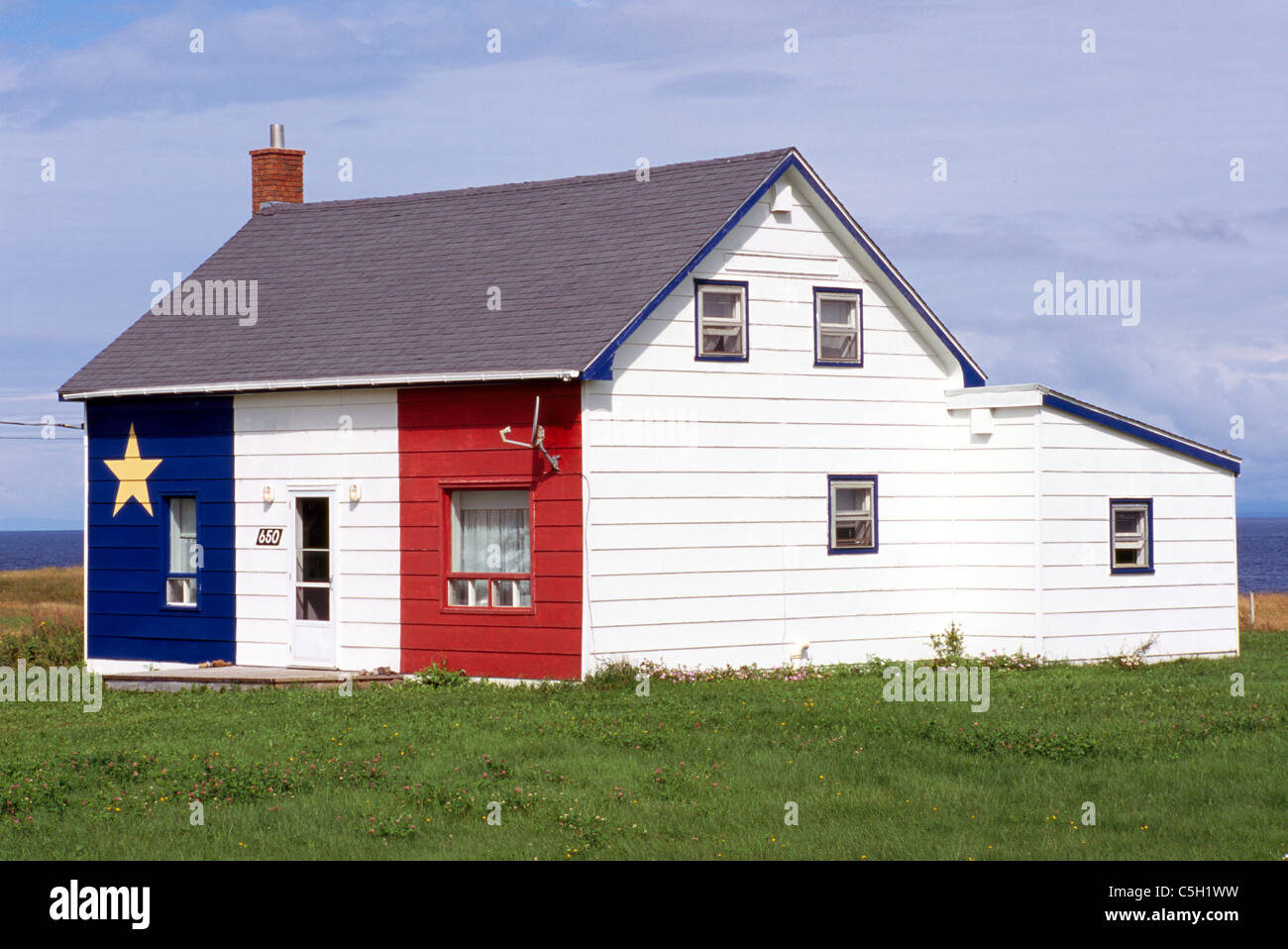 Grande Anse, New Brunswick, Kanada - Haus in Acadian blaue, weiße und rote Farben von Acadia Flagge gemalt Stockfoto