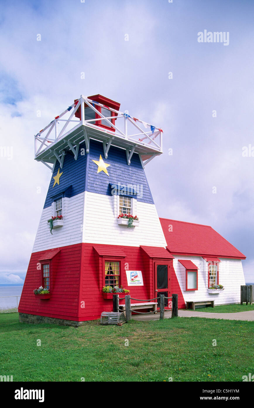 Grande Anse, New Brunswick, Kanada - Replica Leuchtturm / Tourist Infocenter in Acadian Flagge blau, weiß und rot lackiert Stockfoto
