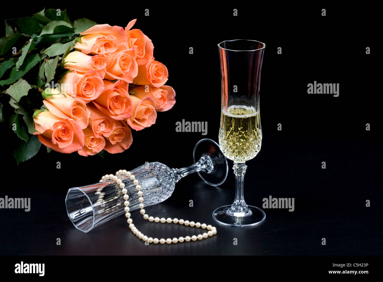 Eine schöne Hochzeit-Einstellung von ein paar Perlen und Toasten Gläser. Stockfoto