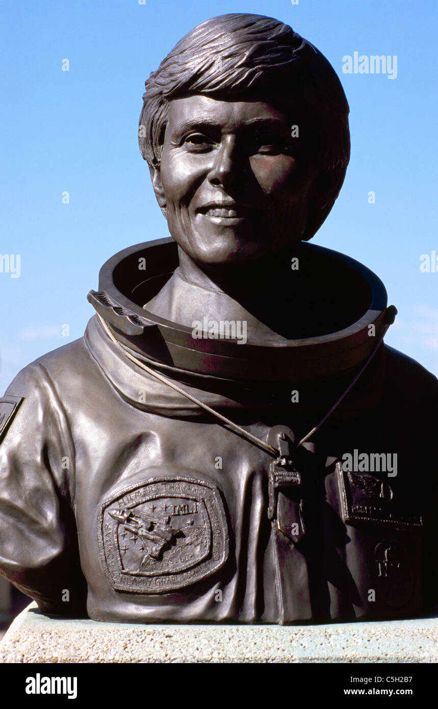 Büste Skulptur von Dr. Roberta Bondar - Kanadas erste Frau Astronauten im Weltraum - Sault Ste Marie, Ontario, Kanada Stockfoto