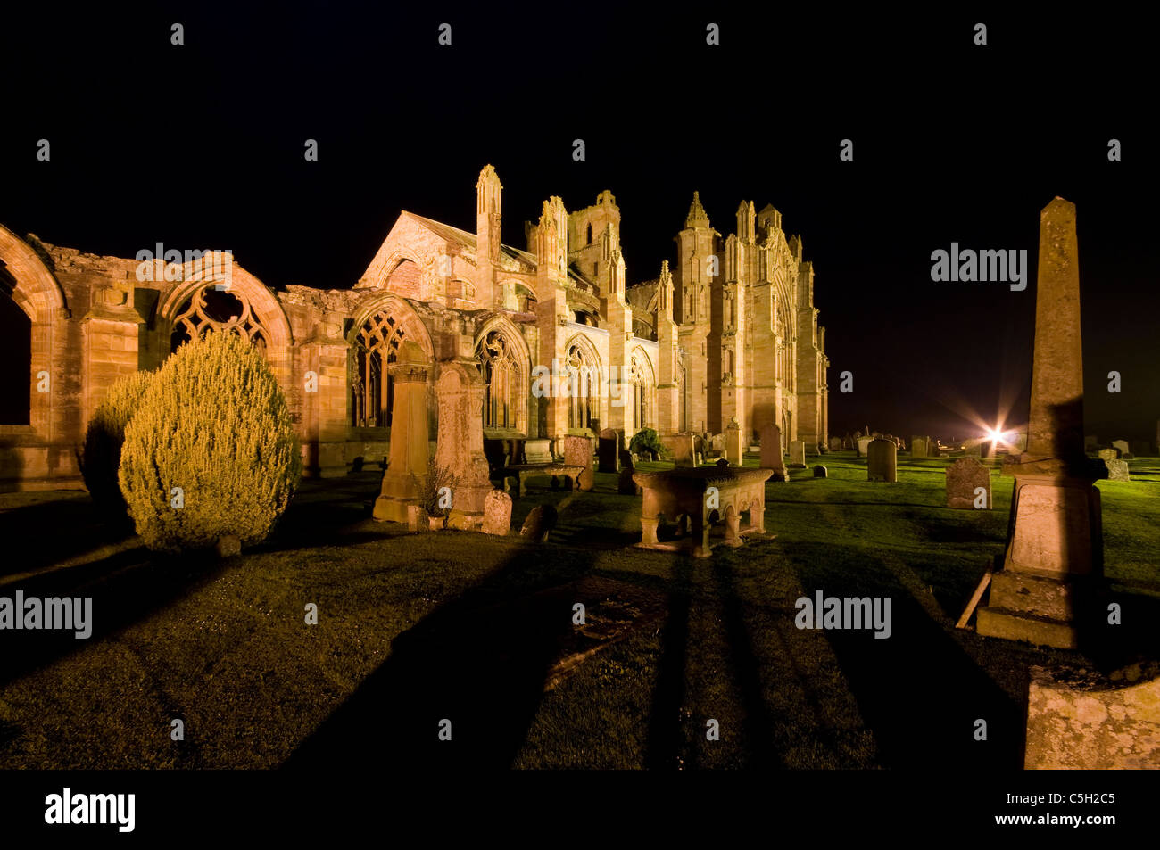 Melrose Abbey durch Flutlicht Stockfoto