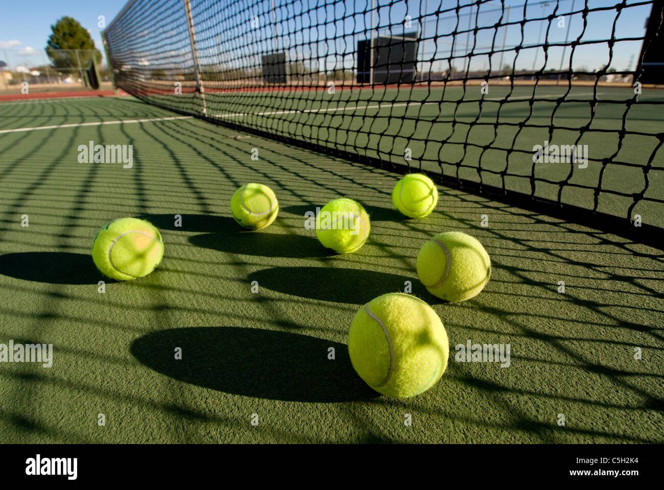 Ein Bild der Darstellung des Konzepts des Tennis, einschließlich der Gerichts- und Kugeln bei Sonnenuntergang. Stockfoto