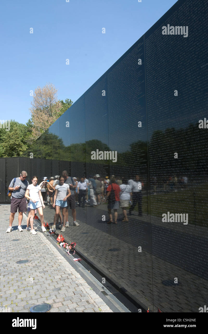Touristen auf das Vietnam Veterans Memorial wall Washington, DC Stockfoto